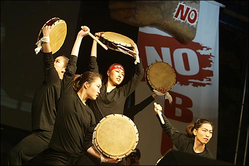 부산 시민들은 문화패들의 다양한 공연을 보며 반 에이펙 행사를 즐겼다. 